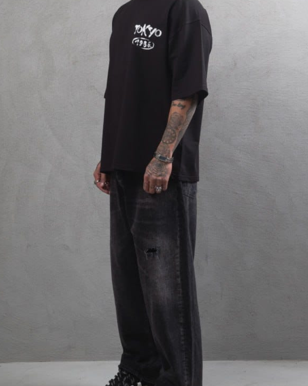 חולצת אוברסייז שחורה